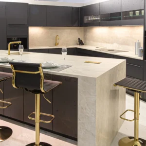 Cocina moderna con isla y sillas altas elegantes.