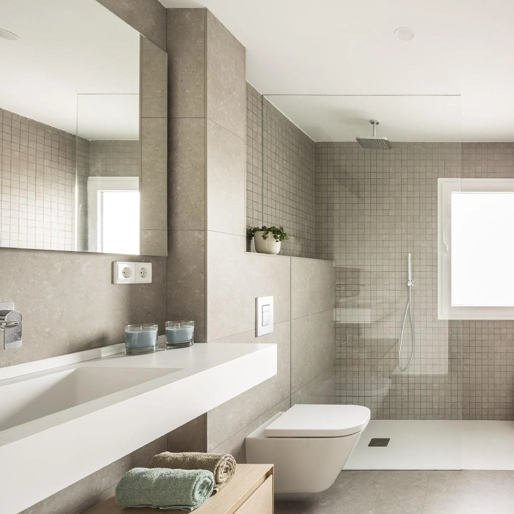 Moderno baño con ducha y lavabo minimalista