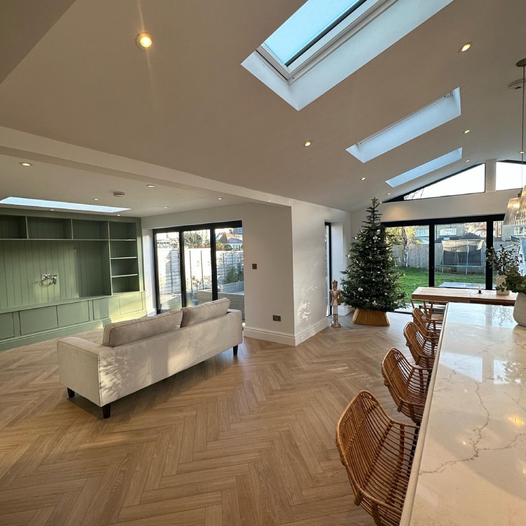 Salón moderno con techo acristalado y árbol de Navidad