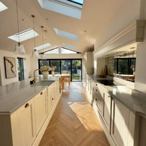 Cocina moderna con luz natural y muebles blancos.