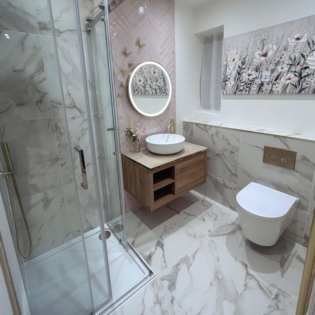 Baño moderno con ducha y lavabo elegante